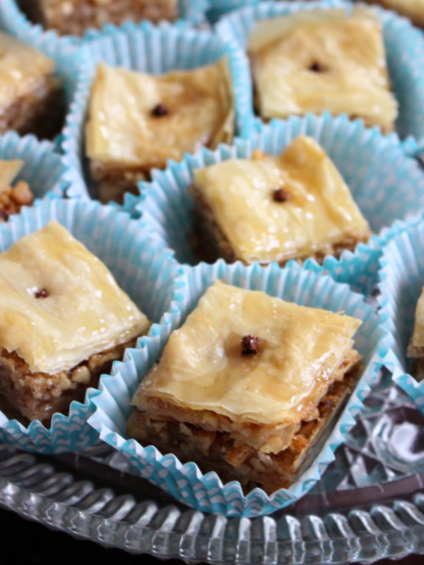 Baklava Bonanza: Delicious Nut-Filled Multilayered Pastries!